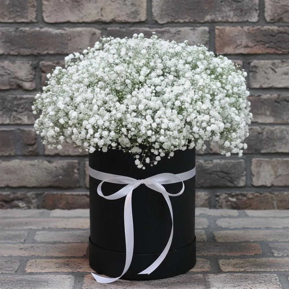 Цветочная композиция из Гипсофила в шляпной коробке в Землянске