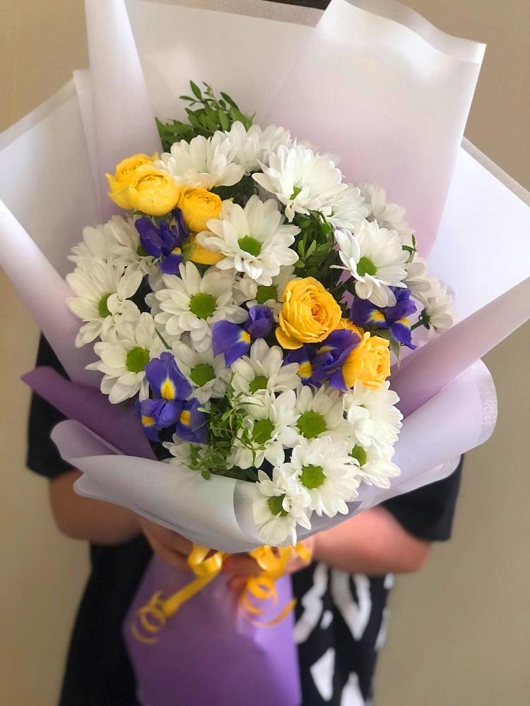 Букет цветов из: Ирисы, Хризантемы и Розы в Землянске