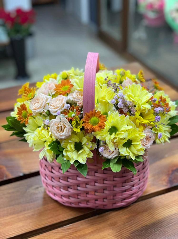 Цветочная композиция из Хризантемы и Розы в корзине в Землянске