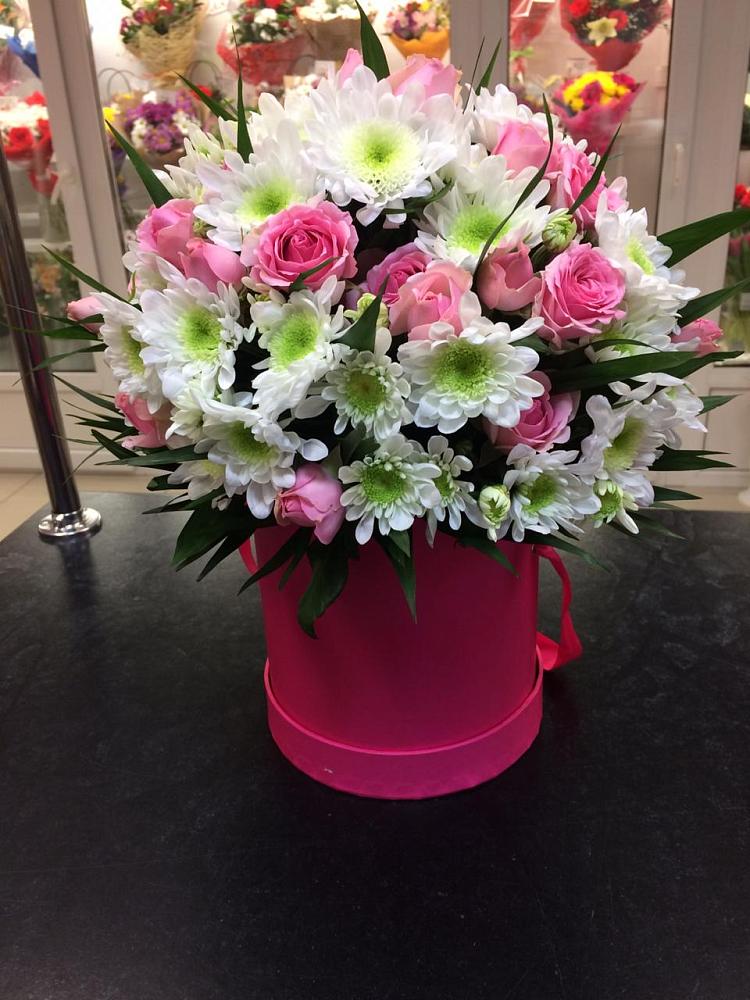 Цветочная композиция из Розы и Хризантемы в шляпной коробке в Землянске