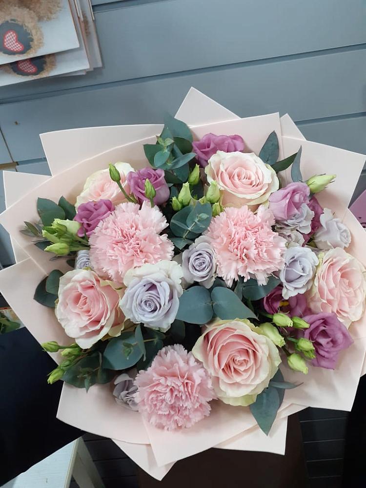 Букет цветов из: Розы, Гвоздики и Лизиантусы в Землянске