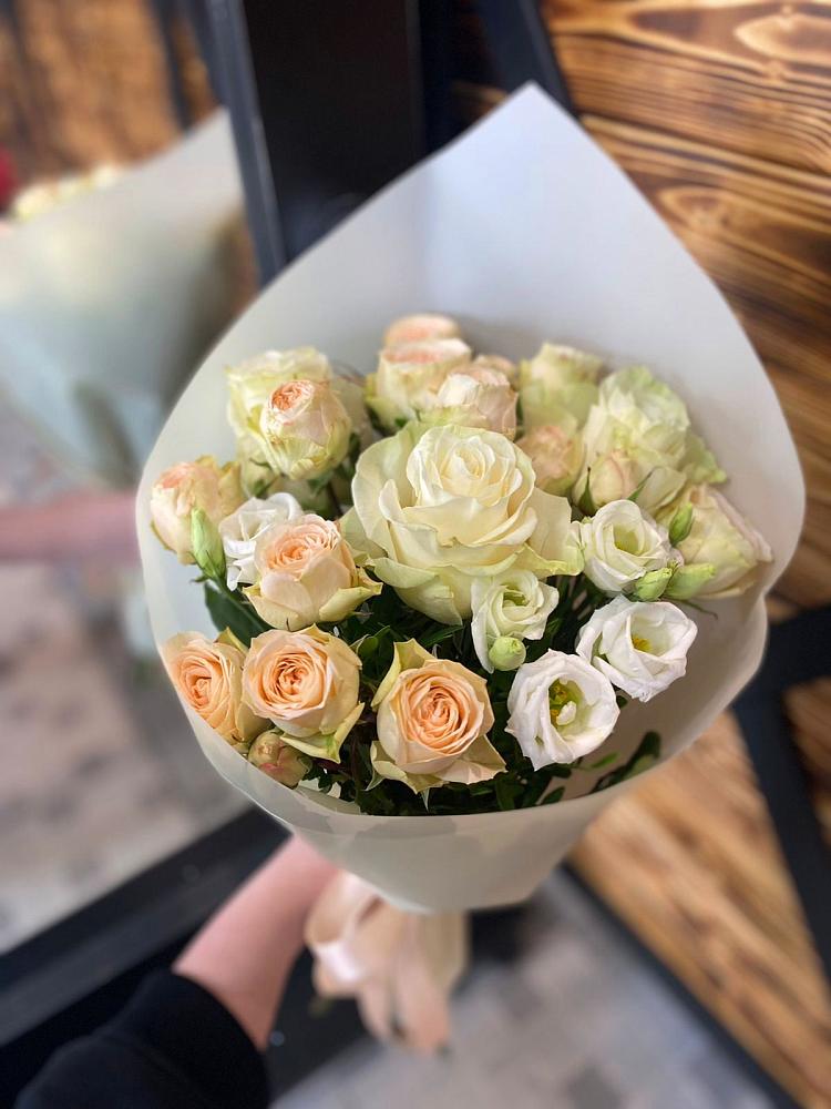 Букет цветов из: Розы и Лизиантусы в Землянске